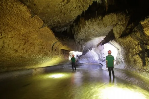 Discovering Thẳm Phầy mysterious cave in Bắc Kạn Province